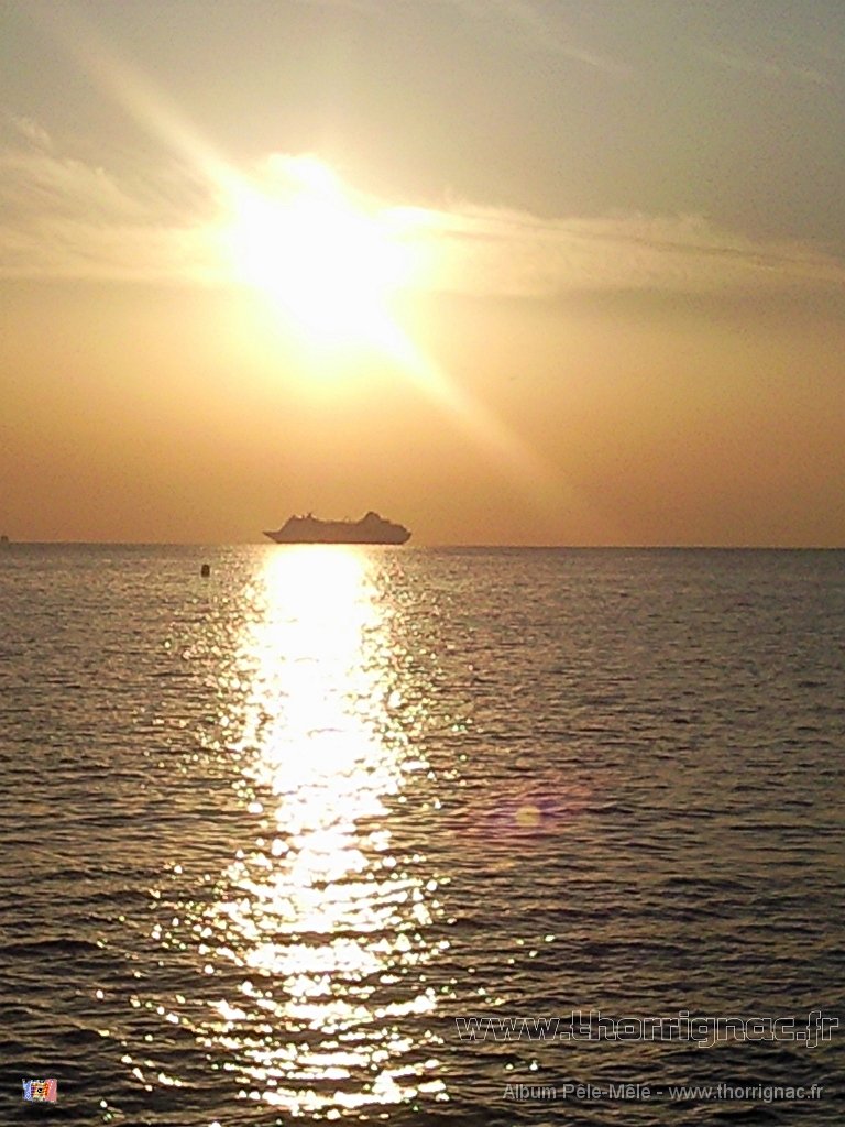 arrivee bateau de croisiere 160809 a 7H.jpg - Lever du soleil, côté Saint-Raphaël avec l'arrivée d'un bataeu de croisières. 16 aoüt 2009. 06H14